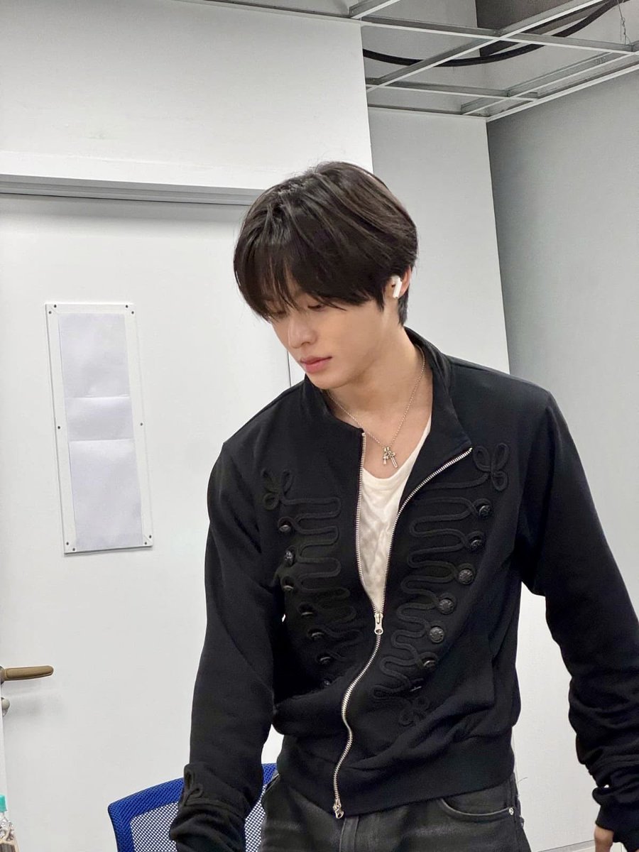 THExBACKSTAGE's tweet photo. ⠀
⠀
Setelah name tag selesai, unggah juga foto OOTD kamu seolah sedang berada di backstage. Tunjukkan bagaimana penampilan seorang Showmaker ketika bersiap untuk memasuki dunia di balik layar. 

Berikut untuk contoh pengumpulannya.
⠀
⠀ https://t.co/R5sTHX7dST