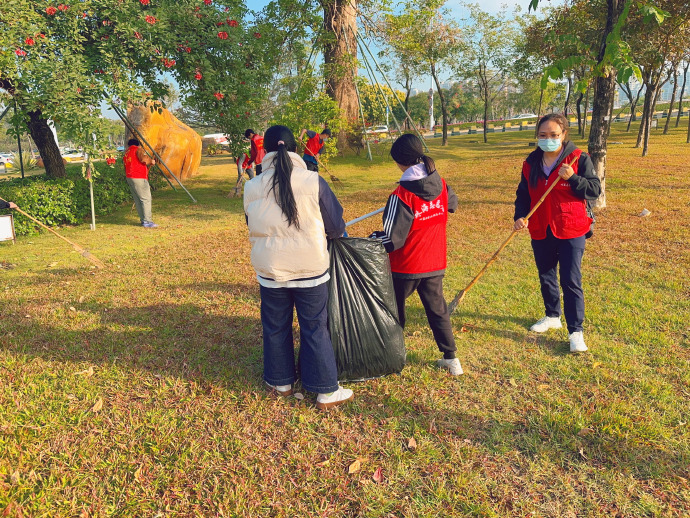 Zak_Cordon's tweet photo. Come join our Campus Environmental Club this Friday! We’ll pick up trash near the school lake, enjoy fresh air, and make our campus cleaner. Sign up via the link in bio—see you there!， https://t.co/bfRpK11OHb