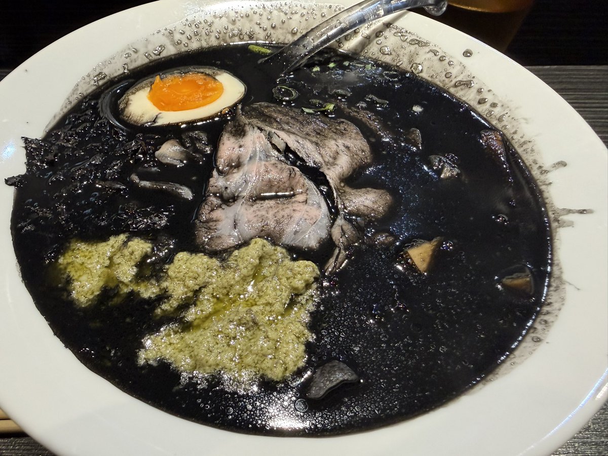 marutoki_game's tweet photo. イカスミベースの塩ラーメン美味かった〜 https://t.co/v9TqDbOcLj