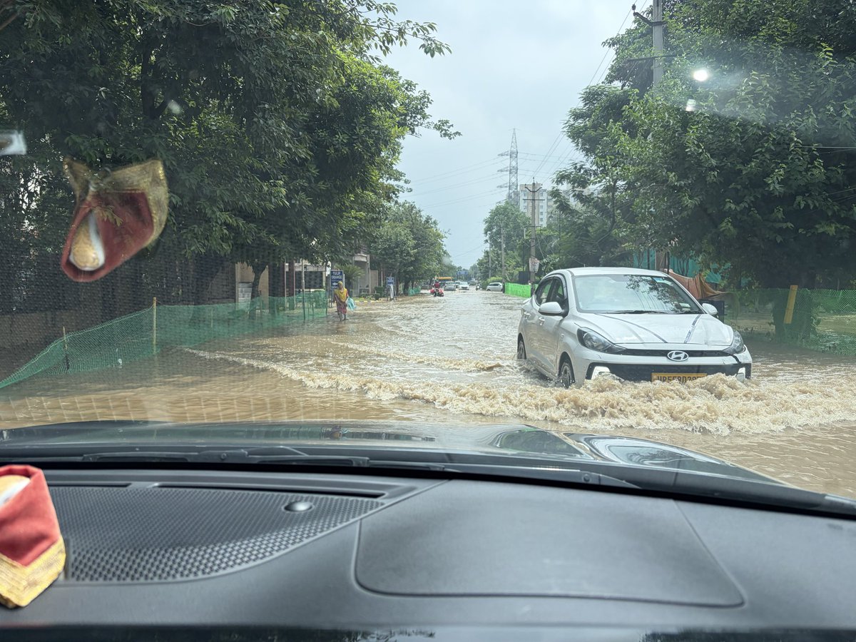 pk_0602's tweet photo. Severe Water Logging Sector 70 Gurugram Tulip Orange Tulip Ivory #mcg #gmda illegal dumping of Construction Waste in Green Belt https://t.co/X9t60dAqLw