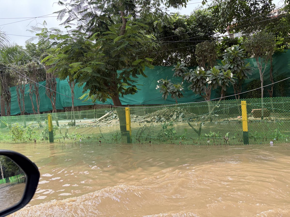 pk_0602's tweet photo. Severe Water Logging Sector 70 Gurugram Tulip Orange Tulip Ivory #mcg #gmda illegal dumping of Construction Waste in Green Belt https://t.co/X9t60dAqLw