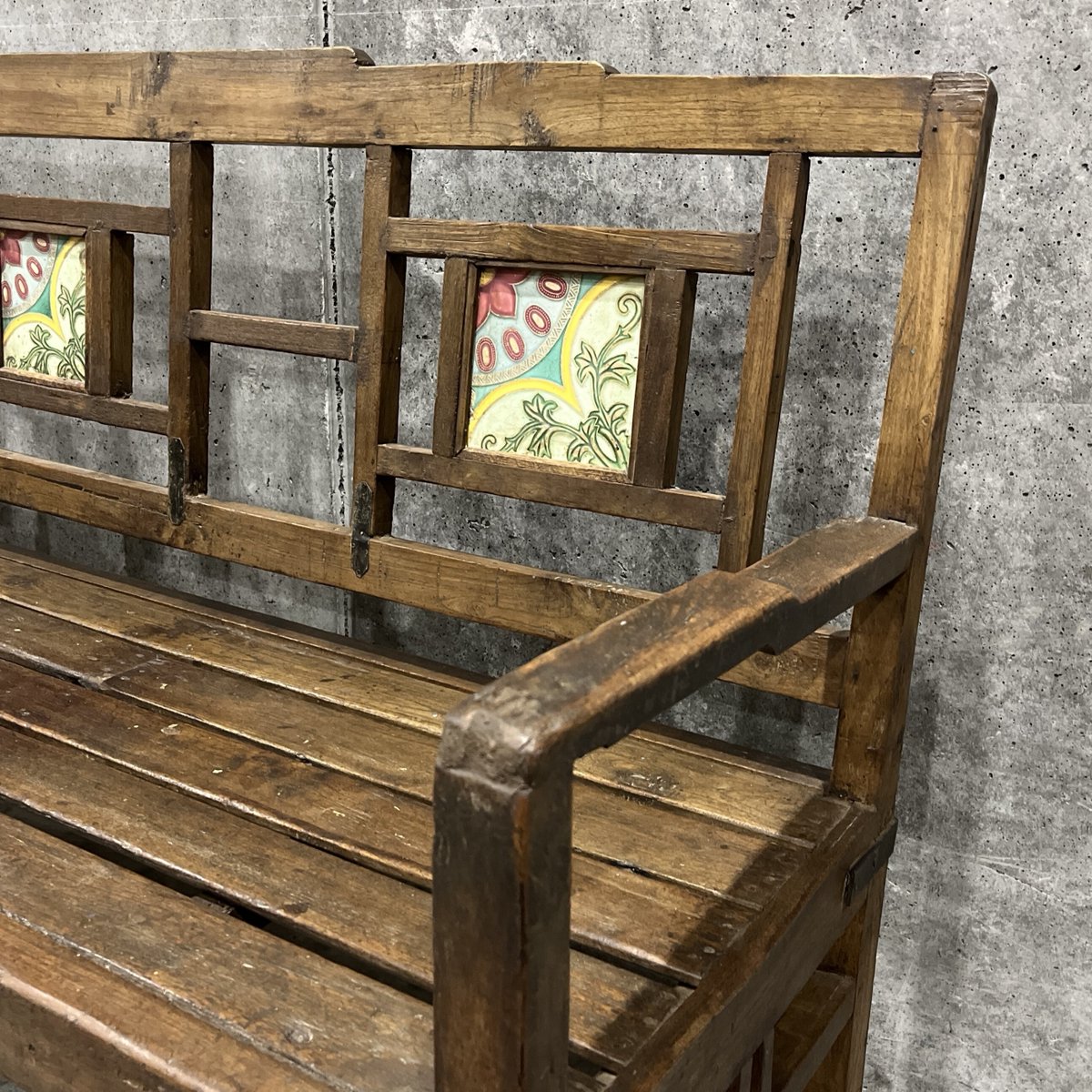 muji_net's tweet photo. インドの暮らしの中で受け継がれてきた「古家具」が、もうすぐ発売。

▼「古家具」取り扱い店舗
https://t.co/ptUry5DmKB https://t.co/KkznDGQyQy