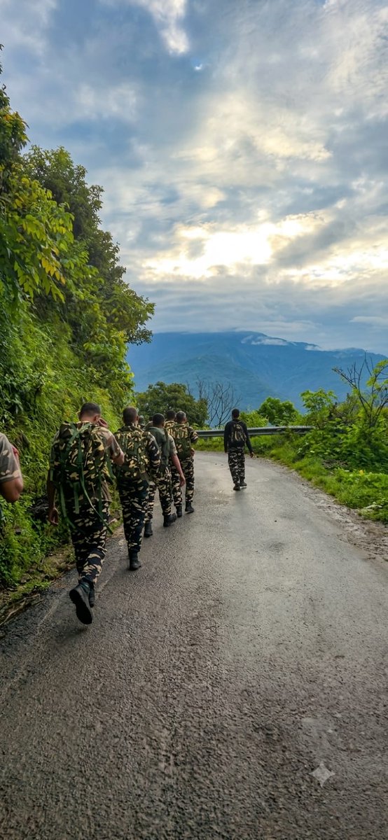 36BnSSB_INDIA's tweet photo. #36BNSSB वाहिनी मुख्यालय में आयोजित HATP प्रशिक्षण के अंतर्गत जवानों द्वारा 20 किमी रूट मार्च का आयोजन किया गया, जिसमें जवानों ने 15 किलोग्राम वजन के साथ पूरे जोश अनुशासन एवं दृढ़ संकल्प का परिचय दिया।
#HATPTRANING
#PhysicalFitnes
@SSB_INDIA
@SSBFTRSILIGURI
@SSBSHQGANGTOK https://t.co/UYF55s3NSQ