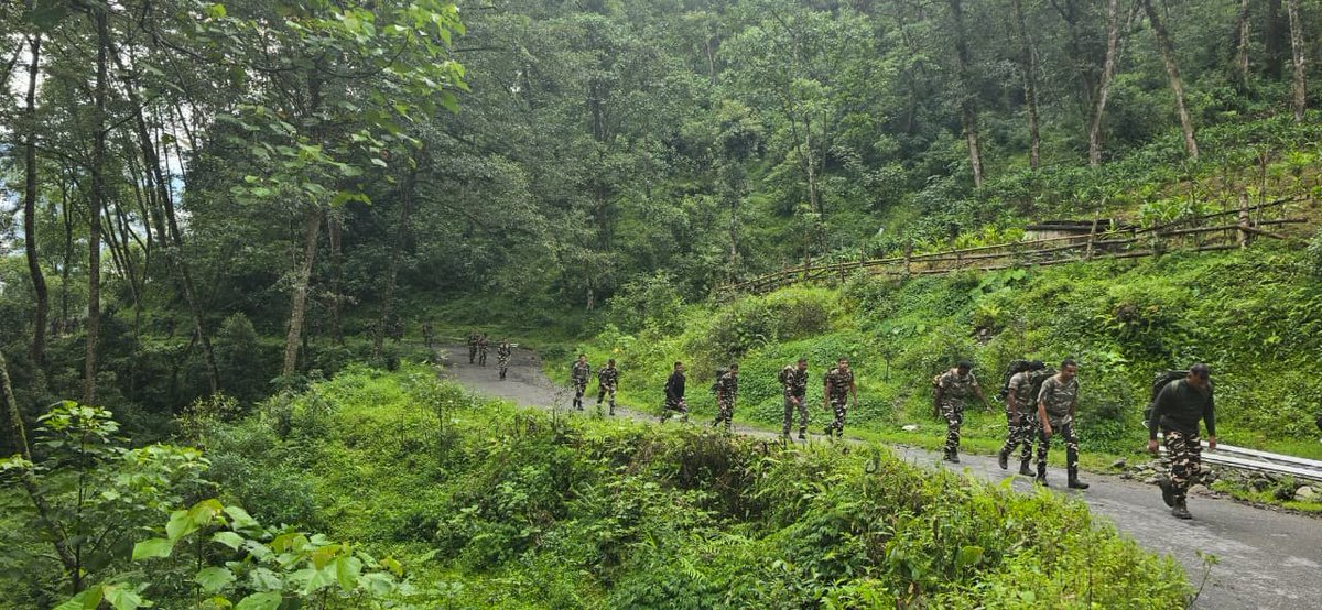 36BnSSB_INDIA's tweet photo. #36BNSSB वाहिनी मुख्यालय में आयोजित HATP प्रशिक्षण के अंतर्गत जवानों द्वारा 20 किमी रूट मार्च का आयोजन किया गया, जिसमें जवानों ने 15 किलोग्राम वजन के साथ पूरे जोश अनुशासन एवं दृढ़ संकल्प का परिचय दिया।
#HATPTRANING
#PhysicalFitnes
@SSB_INDIA
@SSBFTRSILIGURI
@SSBSHQGANGTOK https://t.co/UYF55s3NSQ
