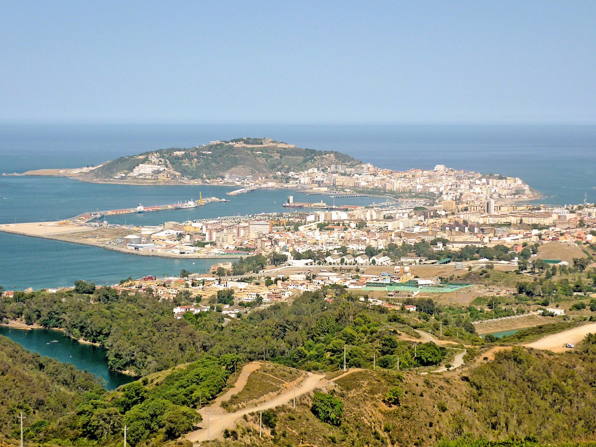 Krasaki_Tsou's tweet photo. Η  βυζαντινή πόλη της Θέουτα: το Σέπτον και ο Έλληνας διοικητής στις Ηράκλειες Στήλες

Η σύγχρονη Θέουτα (Ceuta), το ισπανικό έδαφος στην αφρικανική ακτή του Στενού του Γιβραλτάρ, κρύβει μια από τις λιγότερο γνωστές αλλά εντυπωσιακές σελίδες της βυζαντινής ιστορίας.

Στην ύστερη αρχαιότητα και τον πρώιμο Μεσαίωνα η πόλη ονομαζόταν Σέπτον (Septem) και υπήρξε το δυτικότερο προπύργιο της Βυζαντινής Αυτοκρατορίας, με Έλληνα στρατιωτικό διοικητή και ισχυρή χριστιανική παρουσία.
Η περιοχή ήταν γνωστή ήδη από την αρχαιότητα ως Septem Fratres («Επτά Αδελφοί»), από τους επτά λόφους που την περιβάλλουν. Πέρασε διαδοχικά από τον έλεγχο Φοινίκων, Ρωμαίων και Βανδάλων. 

Η βυζαντινή της περίοδος άρχισε το 533-534 μ.Χ., όταν ο στρατηγός Βελισάριος, στο πλαίσιο των μεγάλων ανακτητικών εκστρατειών του Ιουστινιανού Α΄ κατά των Βανδάλων, κατέλαβε τη Βόρεια Αφρική.
Ο Ιουστινιανός αντιλήφθηκε αμέσως τη στρατηγική αξία του Σέπτον. Βρισκόταν ακριβώς πάνω στο Στενό που τότε ακόμη ονομαζόταν Ηράκλειες Στήλες και αποτελούσε την πύλη προς τον Ατλαντικό. Αντί να επιχειρήσει τον έλεγχο της ευρύτερης ενδοχώρας —που παρέμενε υπό την επιρροή βερβερικών (μαυρουσιακών) φυλών— η Κωνσταντινούπολη επικεντρώθηκε στην οχύρωση του ίδιου του λιμανιού. Το Σέπτον ορίστηκε έδρα του Dux Mauretaniae (στρατιωτικού διοικητή Μαυριτανίας) και μετατράπηκε σε απόρθητο ναυτικό και στρατιωτικό φυλάκιο. Ανακατασκευάστηκαν τα τείχη, εγκαταστάθηκε ισχυρή φρουρά και ανεγέρθηκε λαμπρή βασιλική αφιερωμένη στη Θεοτόκο, καθιστώντας την πόλη σημαντικό χριστιανικό κέντρο της περιοχής.
Κατά τον 6ο και τον 7ο αιώνα το Σέπτον λειτούργησε ως το βασικό παρατηρητήριο της Αυτοκρατορίας στις δυτικές παρυφές της Μεσογείου. Διοικητικά υπαγόταν στο Εξαρχάτο της Καρχηδόνας. Παρά την απομόνωσή του από την πρωτεύουσα και τις αυξανόμενες δυσκολίες (λοιμοί, οικονομική πίεση, σταδιακή αποδυνάμωση της βυζαντινής παρουσίας στη Βόρεια Αφρική), διατήρησε την αυτονομία και τη στρατηγική του σημασία. Διευκόλυνε τις επικοινωνίες με τη βυζαντινή επαρχία της Σπανίας στη νότια Ιβηρική και διατηρούσε στενές πολιτικές και εμπορικές σχέσεις με το γειτονικό Βησιγοτθικό Βασίλειο.

Η βυζαντινή κυριαρχία στο Σέπτον κράτησε μέχρι τις αρχές του 8ου αιώνα. Ήταν το τελευταίο ελληνικό βυζαντινό οχυρό στην Αφρική που έπεσε, γύρω στο 709-711 μ.Χ., κατά την αραβική εξάπλωση. Ο τελευταίος διοικητής της πόλης, ο Κόμης Ιουλιανός (Count Julian), σύμφωνα με τις μεταγενέστερες πηγές, διατηρούσε ασαφείς δεσμούς εξάρτησης τόσο από το Βυζάντιο όσο και από τους Βησιγότθους. Η παράδοση τον συνδέει με τη διευκόλυνση της απόβασης των μουσουλμανικών δυνάμεων υπό τον Ταρίκ ιμπν Ζιγιάντ στην Ιβηρική. Με την κατάληψη της πόλης το βυζαντινό Σέπτον μετατράπηκε σε ισλαμική Σέμπτα (Sabta) και η παρουσία της Αυτοκρατορίας στα δυτικά άκρα της Μεσογείου τερματίστηκε οριστικά.

Τριακόσια εξήντα χρόνια αργότερα, το 1071, το Βυζάντιο θα έχανε και το τελευταίο του ιταλικό προπύργιο, το Μπάρι, στους Νορμανδούς, ενώ την ίδια χρονιά η ήττα στο Μαντζικέρτ θα άνοιγε τον δρόμο για τη σταδιακή κατάκτηση της Μικράς Ασίας από τους Σελτζούκους. Η ιστορία του Σέπτον υπενθυμίζει ότι η βυζαντινή παρουσία δεν περιοριζόταν στην Ανατολή ή στα Βαλκάνια· έφτανε μέχρι τις Ηράκλειες Στήλες, με Έλληνα διοικητή και χριστιανική ταυτότητα, σε μια πόλη που σήμερα μοιάζει μακρινή από τον κόσμο της Κωνσταντινούπολης.

Το Σέπτον παραμένει ένα από τα πιο χαρακτηριστικά παραδείγματα της ικανότητας της Αυτοκρατορίας να διατηρεί στρατηγικά σημεία-κλειδιά ακόμη και όταν η ενδοχώρα είχε χαθεί ,μια μικρή αλλά συμβολικά τεράστια ελληνική βυζαντινή φρουρά στις πύλες του Ατλαντικού.