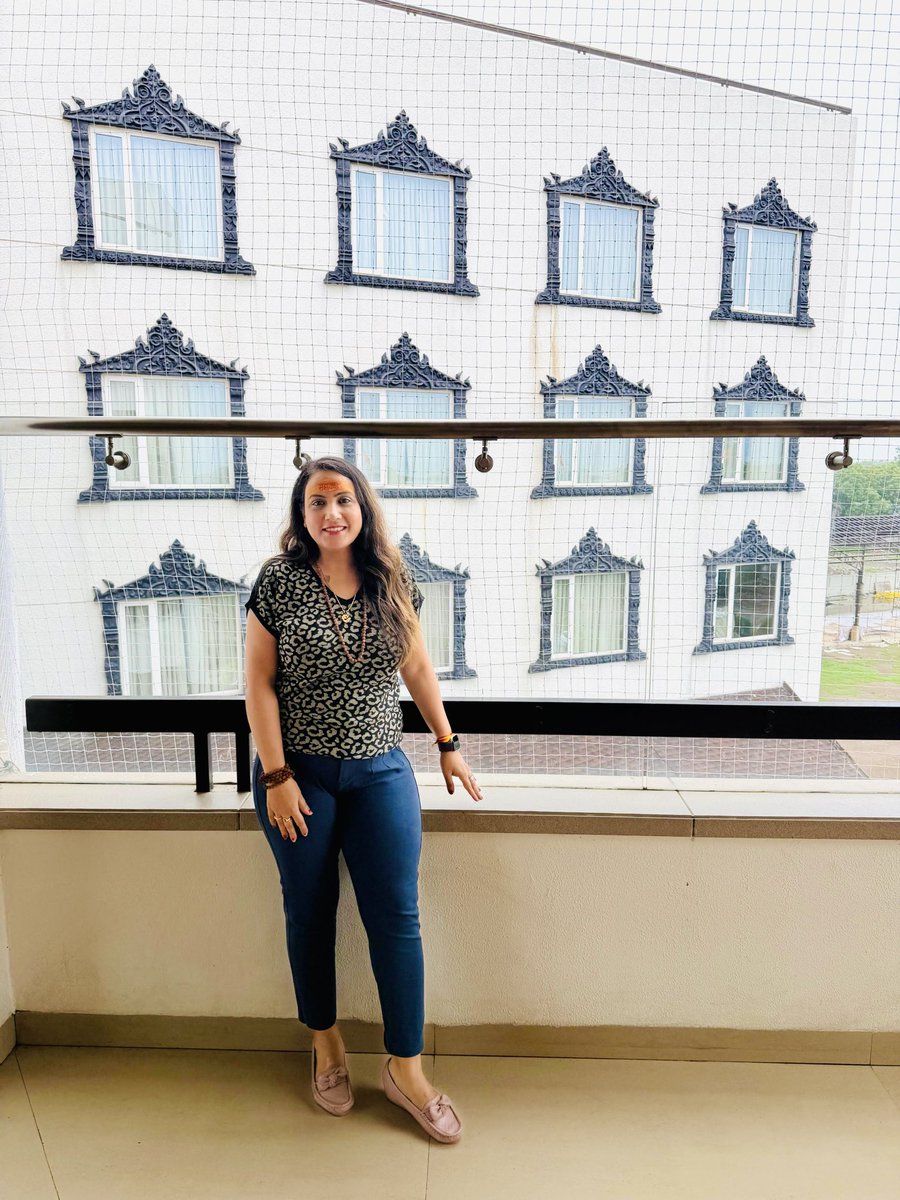 sonalgoelias's tweet photo. Gratitude keeps you grounded. 

Optimism keeps you moving. 🌸

Discipline takes you where only dreams cannot. 🌿

#BeGrateful 🙏🏻
#BeConsistent 👏🏻
#ChallengeYourOwnLimits https://t.co/LA9iv2dQt6