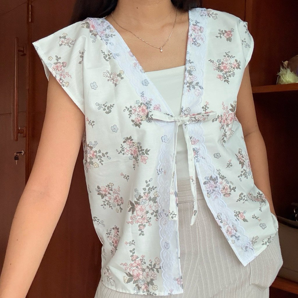 veinsclover's tweet photo. STOP SCROLLING 🚨
Lace vest secantik ini ternyata cuma Rp80 ribuan 😭🌷 Motif bunga &amp; stripe = combo gemes maksimal bikin look auto cute!

https://t.co/HCDWU5hDrH https://t.co/39duQljHBs