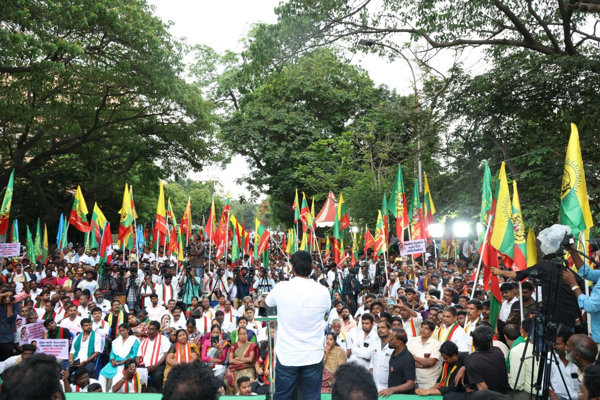 NaamTamilarOrg's tweet photo. #காவிரி ஆற்றின் குறுக்கே 'மேகதாது' பகுதியில் அணை கட்ட முயலும் கர்நாடக அரசைக் கண்டித்தும், தமிழ்நாட்டிற்கான உரிய நீர்ப் பங்கீட்டை வழங்க மறுக்கும் கர்நாடக அரசை கண்டித்தும், தமிழகத்தின் உரிமைகளை நிலைநாட்டாமல் மெத்தன போக்குடன் செயல்படும் மாநில, ஒன்றிய அரசுகளைக் கண்டித்தும் புதிய தமிழகம் கட்சி சார்பாக அதன் நிறுவனத் தலைவர் மருத்துவர் க.கிருஷ்ணசாமி அவர்கள் ஒருங்கிணைத்த அவசர ஆலோசனைக் கூட்டத்தில் #நாம்தமிழர்கட்சி உள்ளிட்ட 31 அரசியல் கட்சிகள் மற்றும் அமைப்புகள் பங்கேற்று ஒருமனதாக நிறைவேற்றிய தீர்மானத்தின் அடிப்படையில் இன்று ஆடி 22ஆம் நாள் 07-08-2026 வெள்ளிக்கிழமையன்று மாலை 02:30 மணி முதல் சென்னை இராஜரத்தினம் விளையாட்டுத் திடலில் அனைத்து அரசியல் கட்சிகளின் தலைவர்கள் தலைமையில் நடைபெற்ற மாபெரும் மக்கள் திரள் ஆர்ப்பாட்டத்தில் நாம் தமிழர் கட்சியின் தலைமை ஒருங்கிணைப்பாளர் செந்தமிழன் #சீமான் அவர்கள் கண்டனவுரையாற்றினார்.

#Mekadatu | #Kaveri | #TamilNadu