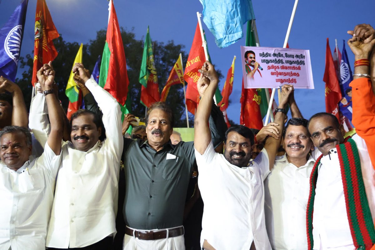 NaamTamilarOrg's tweet photo. #காவிரி ஆற்றின் குறுக்கே 'மேகதாது' பகுதியில் அணை கட்ட முயலும் கர்நாடக அரசைக் கண்டித்தும், தமிழ்நாட்டிற்கான உரிய நீர்ப் பங்கீட்டை வழங்க மறுக்கும் கர்நாடக அரசை கண்டித்தும், தமிழகத்தின் உரிமைகளை நிலைநாட்டாமல் மெத்தன போக்குடன் செயல்படும் மாநில, ஒன்றிய அரசுகளைக் கண்டித்தும் புதிய தமிழகம் கட்சி சார்பாக அதன் நிறுவனத் தலைவர் மருத்துவர் க.கிருஷ்ணசாமி அவர்கள் ஒருங்கிணைத்த அவசர ஆலோசனைக் கூட்டத்தில் #நாம்தமிழர்கட்சி உள்ளிட்ட 31 அரசியல் கட்சிகள் மற்றும் அமைப்புகள் பங்கேற்று ஒருமனதாக நிறைவேற்றிய தீர்மானத்தின் அடிப்படையில் இன்று ஆடி 22ஆம் நாள் 07-08-2026 வெள்ளிக்கிழமையன்று மாலை 02:30 மணி முதல் சென்னை இராஜரத்தினம் விளையாட்டுத் திடலில் அனைத்து அரசியல் கட்சிகளின் தலைவர்கள் தலைமையில் நடைபெற்ற மாபெரும் மக்கள் திரள் ஆர்ப்பாட்டத்தில் நாம் தமிழர் கட்சியின் தலைமை ஒருங்கிணைப்பாளர் செந்தமிழன் #சீமான் அவர்கள் கண்டனவுரையாற்றினார்.

#Mekadatu | #Kaveri | #TamilNadu