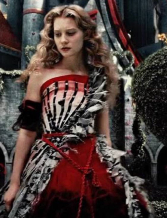 waltuh_blanc's tweet photo. @diexe I loved her dress when she turned giant. I also love how it’s implied they threw the outfit together from drapes or other large pieces of fabric but it’s her best dress design ever. https://t.co/9OYqkQOkWY
