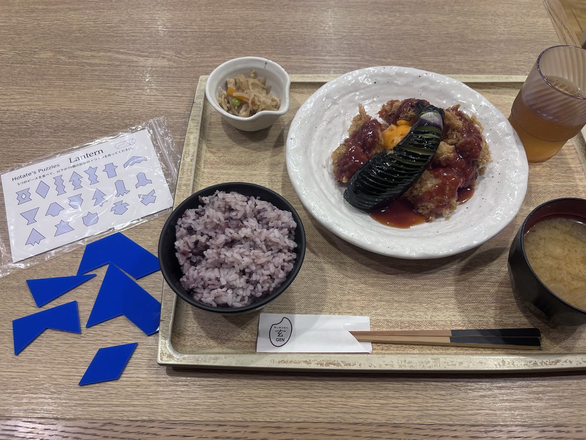 flyinggeragon's tweet photo. 久しぶりにパズルに触れてみたくて、 #パズル祭 へ。有料だけあって、小学生向けイベントとは難易度が桁違い。色々説明してもらえるけど半分も理解できないのが悲しい😢

シルエットパズル挑戦するも不出来っぷりに申し訳なくて、購入後ご飯食べながら再挑戦 https://t.co/irdoU382fJ
