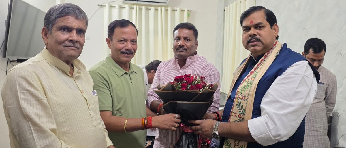 SanjayBjpBihar's tweet photo. गोपालगंज अतिथि गृह में बिहार सरकार के माननीय शिक्षा मंत्री श्री @mkrtiwari_bjp  जी स्थानीय विधायक श्री सुभाष सिंह जी से, माननीय सभापति श्री अवधेश सिंह जी और मैंने शिष्टाचार मुलाकात की।
इस दौरान विभिन्न समसामयिक एवं क्षेत्रीय विषयों पर आत्मीय संवाद हुआ। https://t.co/kQ7WEcXrep
