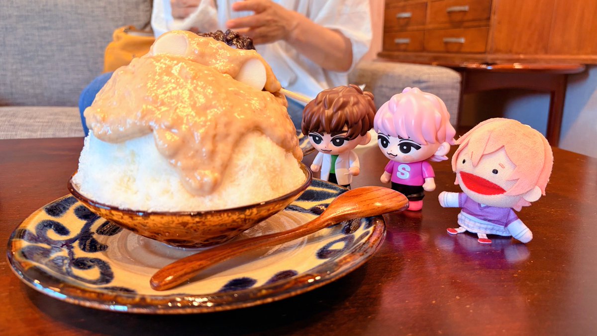 tcom333333_'s tweet photo. 母の推し活（さっくんの聖地巡礼）のお供で『いち福』さんにきたよ🍧🩷💚🩷
くるみかき氷 ·͜·♡
さっくんと同じ席に座れてはしゃぐ母 https://t.co/Xy0jLgnEQu