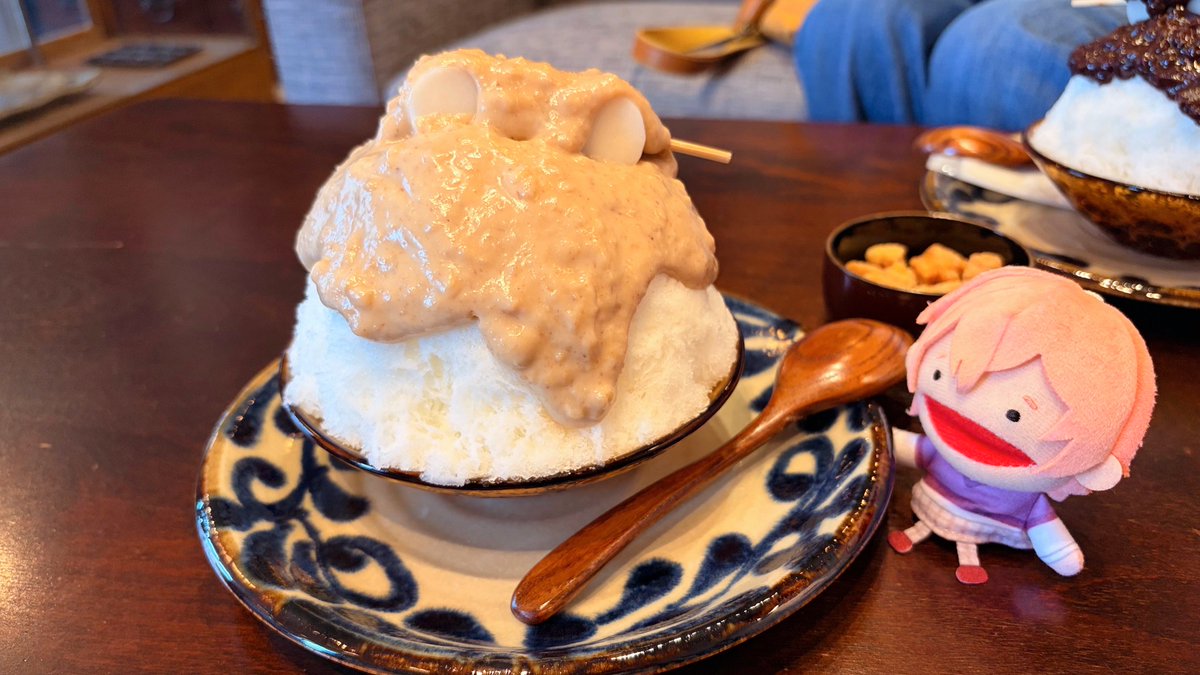 tcom333333_'s tweet photo. 母の推し活（さっくんの聖地巡礼）のお供で『いち福』さんにきたよ🍧🩷💚🩷
くるみかき氷 ·͜·♡
さっくんと同じ席に座れてはしゃぐ母 https://t.co/Xy0jLgnEQu
