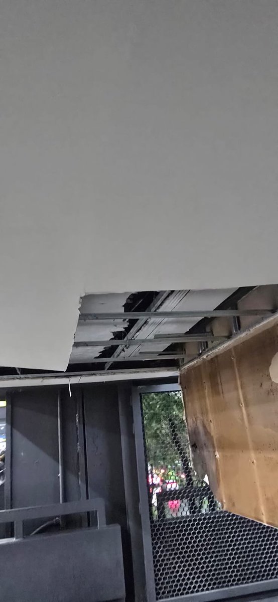 the_isri's tweet photo. Que pasó ahí @MetroCDMX ? La remodelación sólo fue como cuando un político va a una colonia y sólo pintan donde pasa? https://t.co/8OOzcRTi40