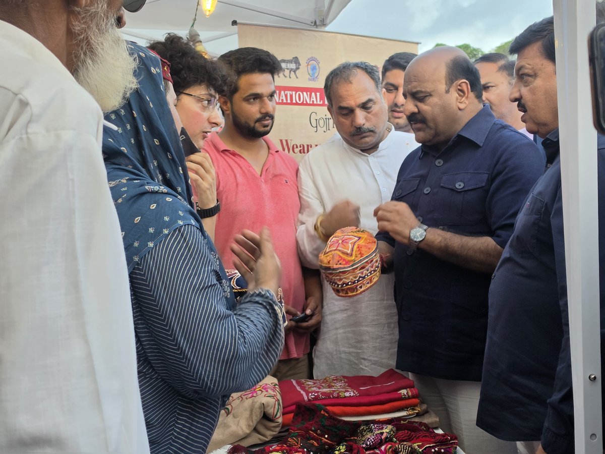 bhaurakeshsingh's tweet photo. स्थानीय हुनर को सम्मान, हमारी विरासत को पहचान! 🇮🇳

जम्मू में माननीय उपमुख्यमंत्री, जम्मू-कश्मीर श्री सुरिंदर चौधरी जी एवं नेशनल कॉन्फ्रेंस के वरिष्ठ नेता ने दो दिवसीय Handicrafts &amp; Handloom Exhibition का उद्घाटन किया। https://t.co/ENH9dRWSxa