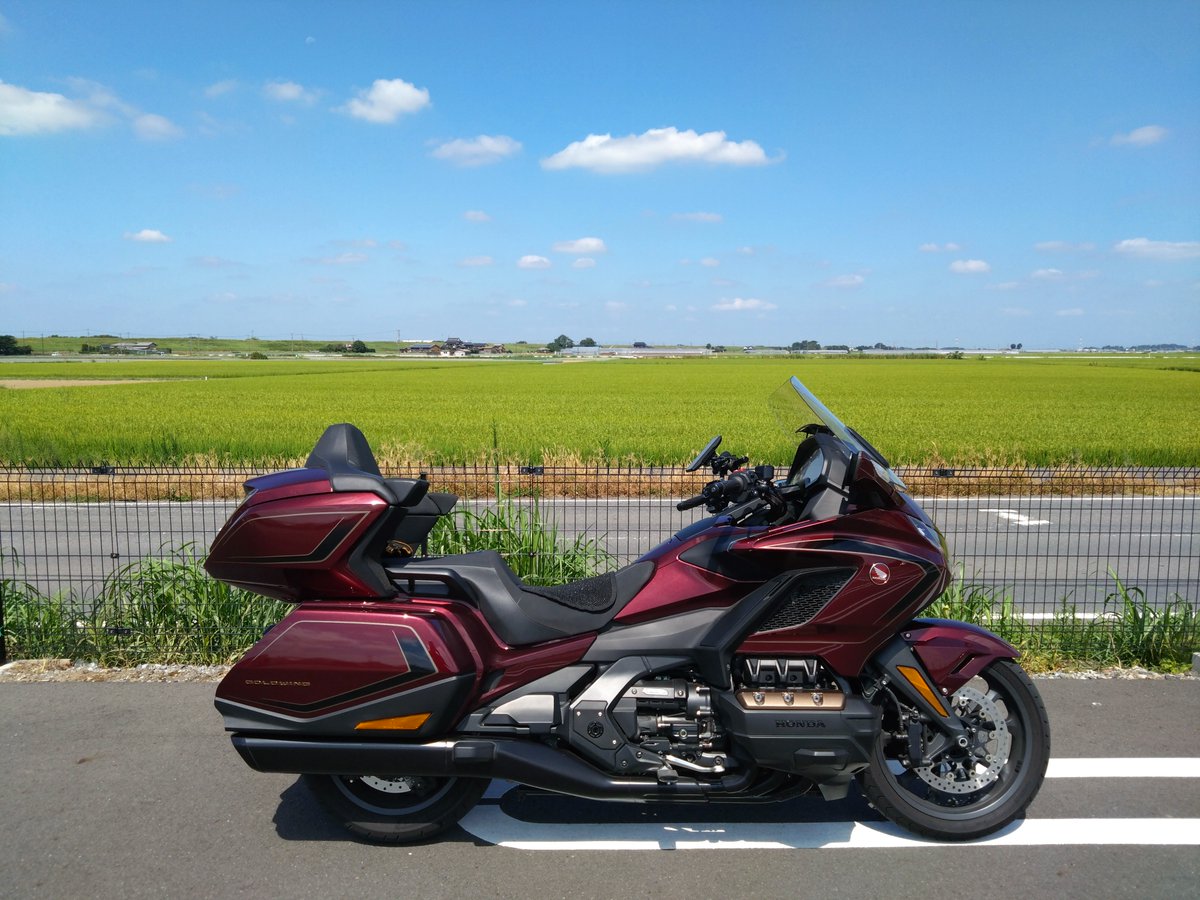 25GoldWing50th's tweet photo. ゴールドウイングは、冬季には寒さから体を守ってくれる防風性の高さは、この酷暑期には走行風がほぼ当たらないので、走行中も暑い。Egの排熱はほぼ気にならないのに😒
まぁ、それでも排気音•乗り心地は最高なので楽しいです👍
#GoldWingTour https://t.co/ttkLlTPP9Z