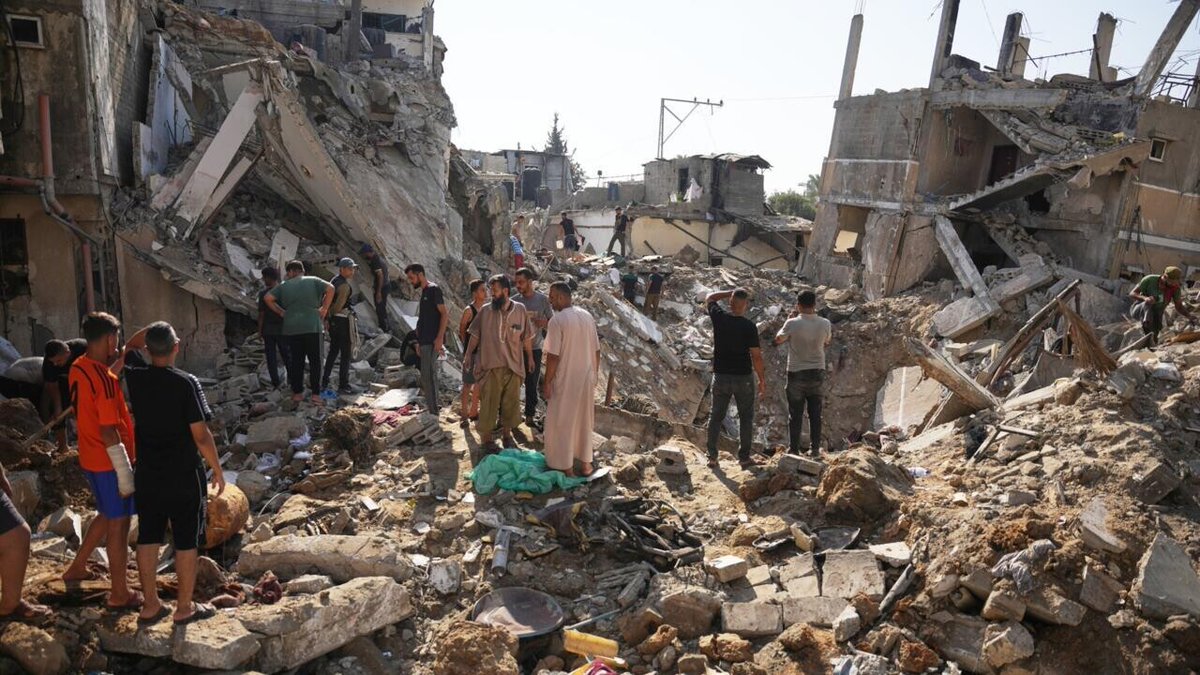 RFI's tweet photo. À Gaza, les frappes israéliennes réduisent les égouts et les infrastructures civiles au néant
➡️ https://t.co/BMewMzO5iw https://t.co/oGmmjpXX5h