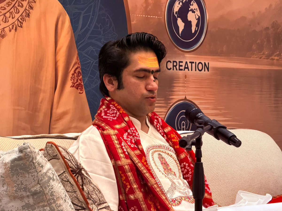 bageshwardham's tweet photo. बाली (इंडोनेशिया) में आयोजित ऊर्जा संचय समागम के प्रथम दिवस की दिव्य झलकियाँ श्रद्धा, साधना और आध्यात्मिक ऊर्जा से ओतप्रोत रहीं। पूज्य सरकार के सानिध्य में साधकों ने ध्यान, योग और आत्मिक जागरण का अनुभव किया। भक्ति और सकारात्मक ऊर्जा से वातावरण भक्तिमय बन गया। 
#UrjaSanchaySamagam #BaliIndonesia #BageshwarDhamSarkar #PujyaSarkar #DhirendraKrishnaShastri #SpiritualEnergy #Meditation #Yoga #SanatanDharma #GuruKripa #DivyaDarshan #Bali2026 #Indonesia #SpiritualJourney #PositiveEnergy #BageshwarDham