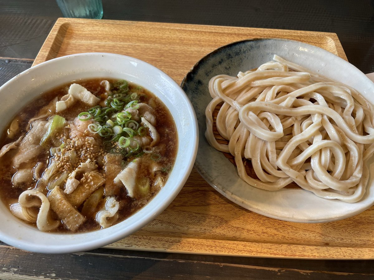 GorillaFighter's tweet photo. 帰省途中の山登りはなんだか雨になりそうなので撥水効果が薄れたレインウェアなりを撥水加工洗濯出来るコインランドリーに来た。待ち時間はうどん食う https://t.co/3vdRc9SWN9
