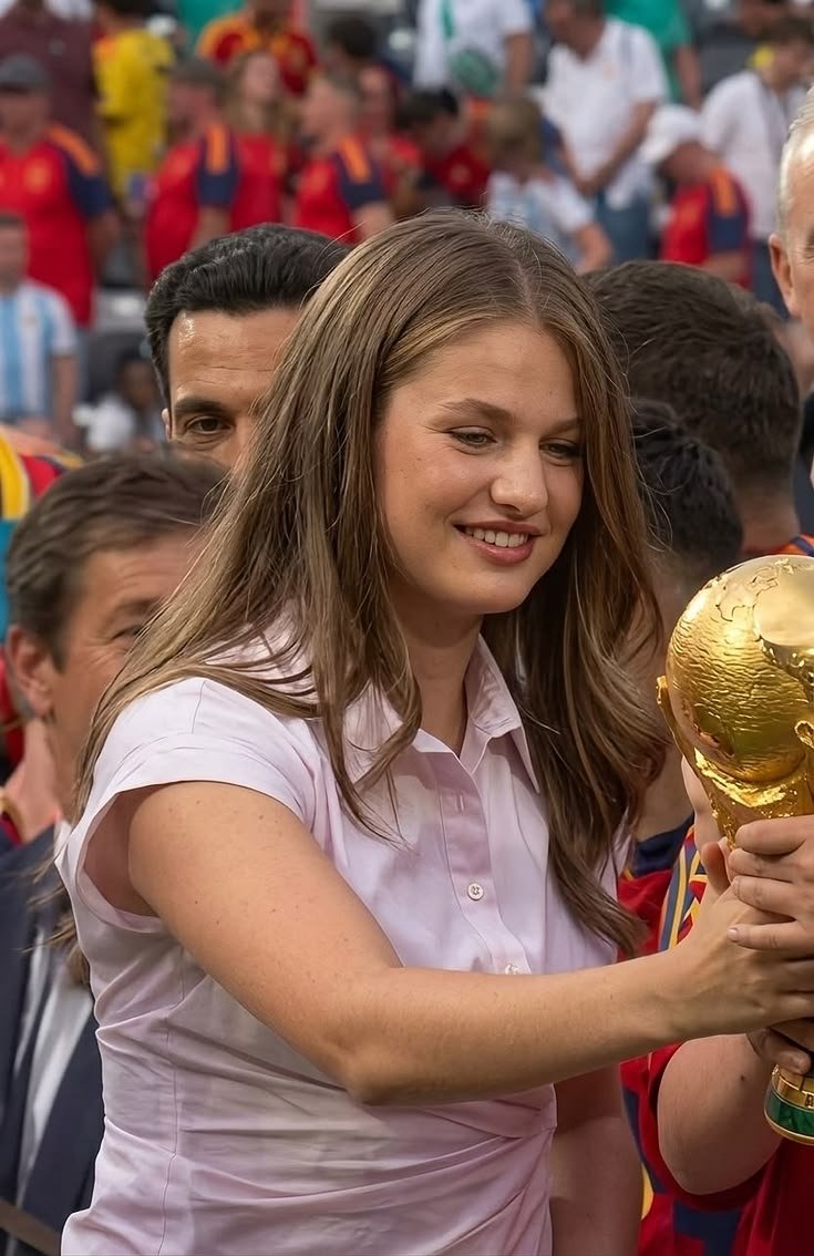 princessl99887's tweet photo. I have to post it, is not easy to won te world 🌍 cup https://t.co/nLOPQrmSfB
