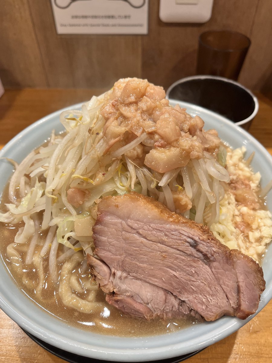 4sya_Mo's tweet photo. しばらく独身、、、という訳で、さっそくラーメン食べてきた😊（麺500g＋野菜ニンニク脂マシ） https://t.co/msii0PaTSM
