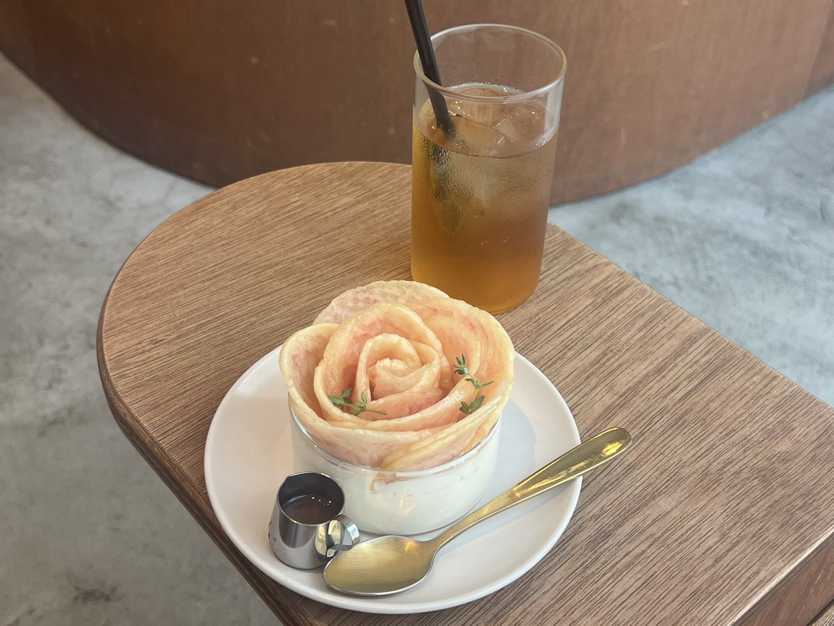 rasp4265's tweet photo. いちじくと桃シーズン来てて大変忙しい…夏は若干胃袋縮むからハシゴできないし… https://t.co/AOe3uOCmhA