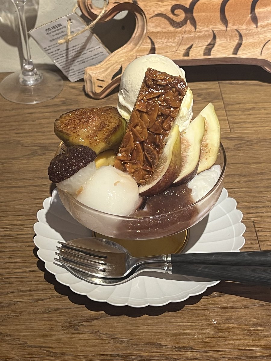 rasp4265's tweet photo. いちじくと桃シーズン来てて大変忙しい…夏は若干胃袋縮むからハシゴできないし… https://t.co/AOe3uOCmhA
