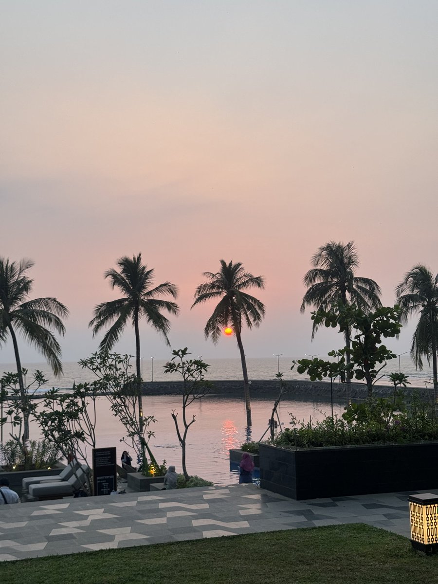 dearlavender13's tweet photo. Tugas negara 😇
Mövenpick Resort Carita https://t.co/Zxs92nk0ap