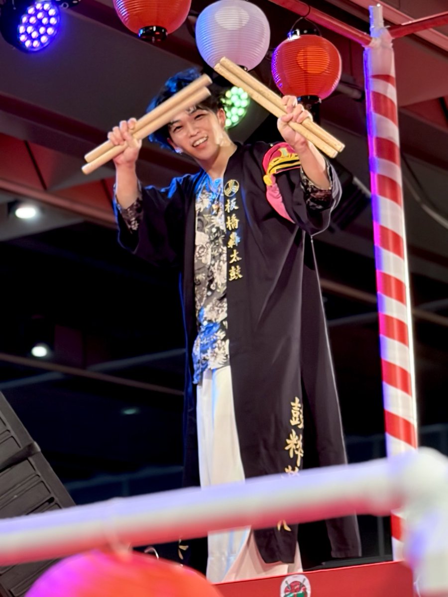 mr2ya_n's tweet photo. 楽しそうな姿も真剣な顔もぜんぶが素敵すぎるお兄さん( ᴗ̀ ̫ᴗ́ )✨️ ヤグラ上でポーラーと肘タッチするのすごくだいすき🐻‍❄️🩵
 #鼓粋若衆板橋轟太鼓
 #スーパーヒーロー夏祭り
 #スーパーヒーロー夏祭り2026 https://t.co/p5spFBkXkT