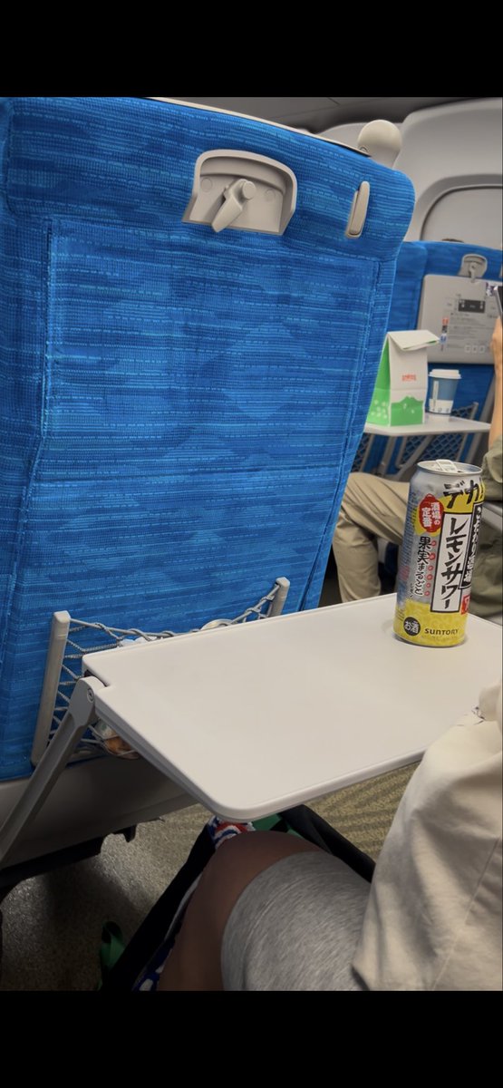 JamtpgjdnupamM's tweet photo. 新幹線乗ってて真ん中の席なんだけど、両隣が酒飲んでてアツい https://t.co/TE1P6PPzoj