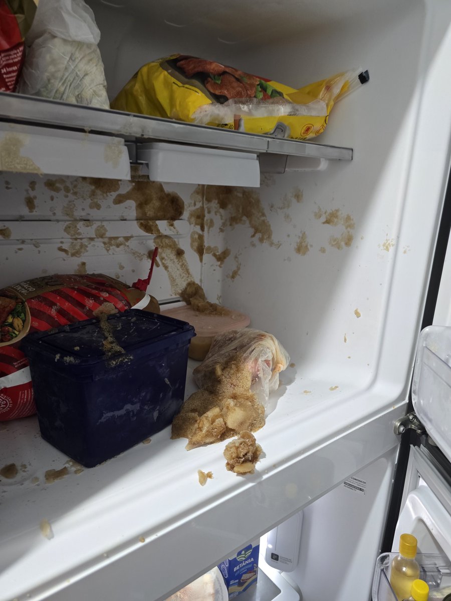 vitoriam71's tweet photo. apaguei no sofá e acordei com o barulho do tiro... 
o tiro:
a Coca que eu botei pra gelar enquanto esperava o lanche. Sandman me sequestrou. Nem Coca nem lanche https://t.co/sTeDAJhqS8
