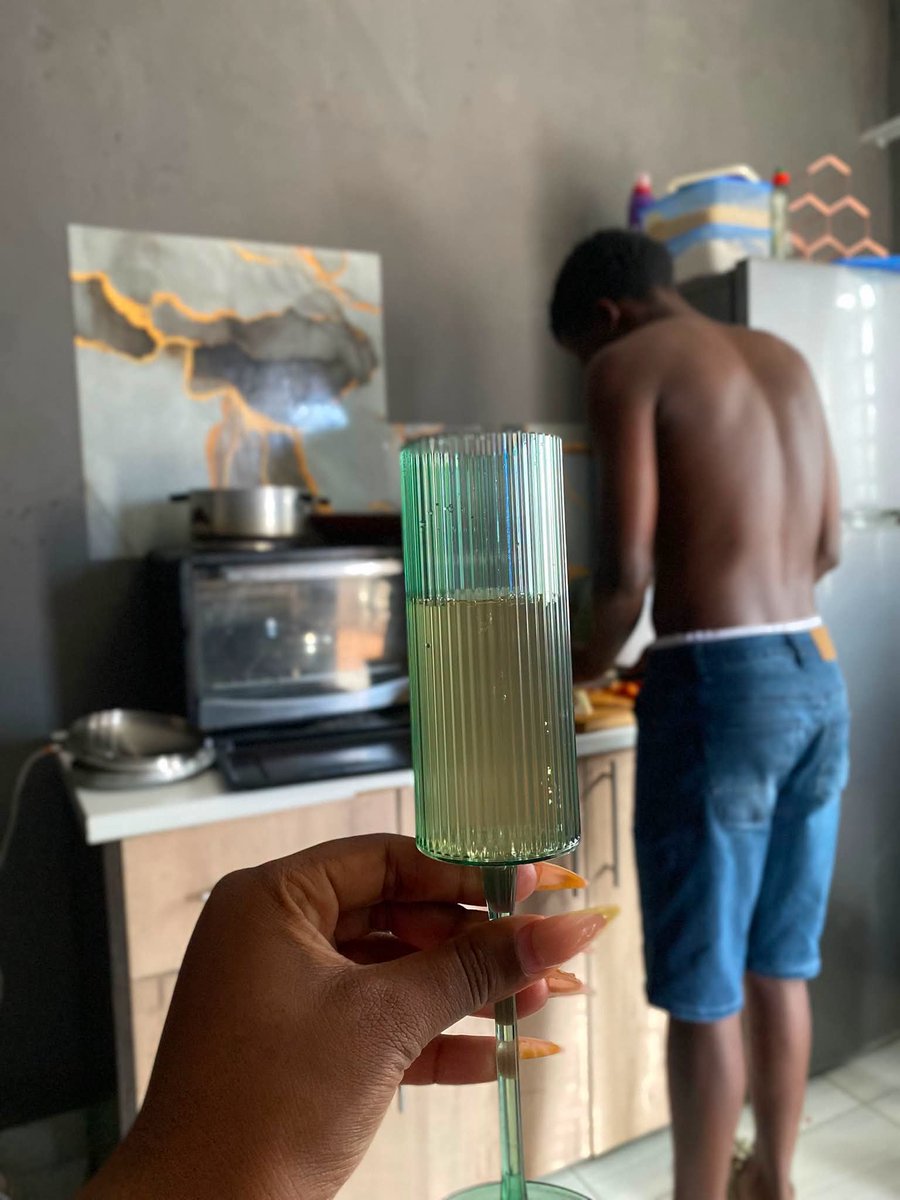 Shikonekeni_'s tweet photo. My girlfriend showing her friends that I cook for her so they can come when she is not around so I can cook for them 🥹 https://t.co/sdx0tp14rd