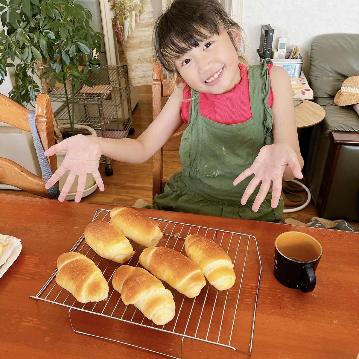 aKUsMwTzS8LAljO's tweet photo. なつなつなつなつ
夏休み🌻〜
何かしなくてはって事で
塩パンを孫と作りました🥰✨🍀

自分で作った
おいしさは
きっと思い出に残る味
目をまんまるくして
美味しい🤤〜って喜んでました😆

底はカリカリ
ふわっともちもちで
夏には塩が良いですね😆笑

#塩パン https://t.co/MVQBEEnTrD