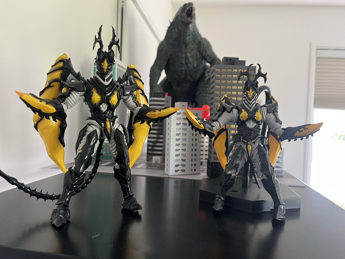 G16573735's tweet photo. 中国プラモのハイパーゼットンとフィギュアアーツ版ハイパーゼットン！

関西部分はきになるかもだけどプラモのほうが断然いい！！光るしリレー発光だしデスサイズもあるエフェクトもある！

アーツ版にもつかえる！

ダークルギエルも作る！！ https://t.co/Shg6eAtpZ1
