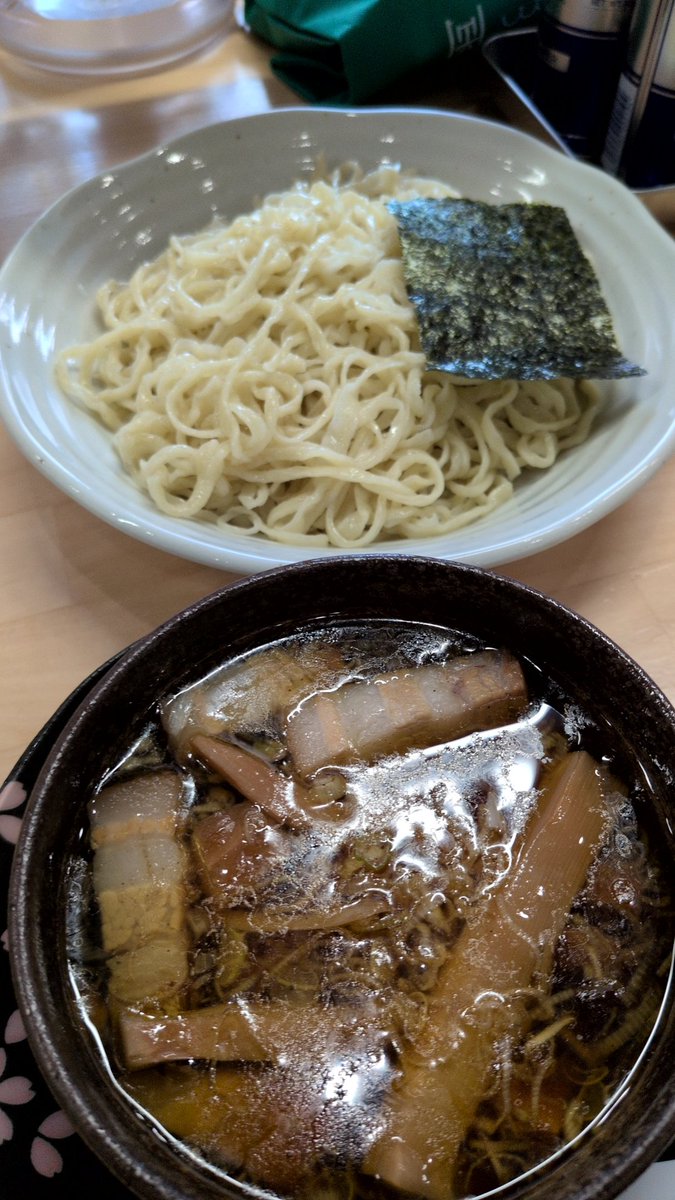 0008818a's tweet photo. 今日のラーメン（8月8日 法隆）
今年255杯目。
つけ麺をいただきました。
鶏🐔の甘味、醤油の塩🧂味そして仄かにニンニクの風味が効いたシャバシャバのつけ汁、ピロピロの喉越しの中太平打ち縮れ麺そして柔らかな三種類のチャーシューが印象的です。 https://t.co/oVUMAP7SeE