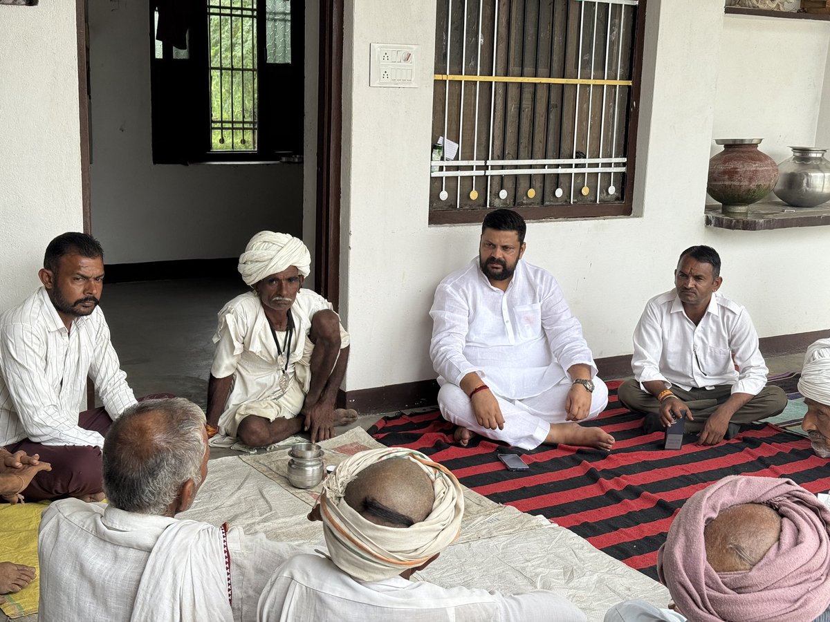 himmatjhalabjp's tweet photo. 📍वल्लभनगर 
ग्राम मुण्डोल पहुंचकर अमरीबाई गाडरी एवं लून्गा बाई के शोक संतप्त परिजनों से मिलकर संवेदना व्यक्त की।

ईश्वर दिवंगत आत्माओं को शांति एवं परिजनों को इस दुःख को सहने की शक्ति प्रदान करें।

ॐ शांति। https://t.co/tj9MqHRUPc
