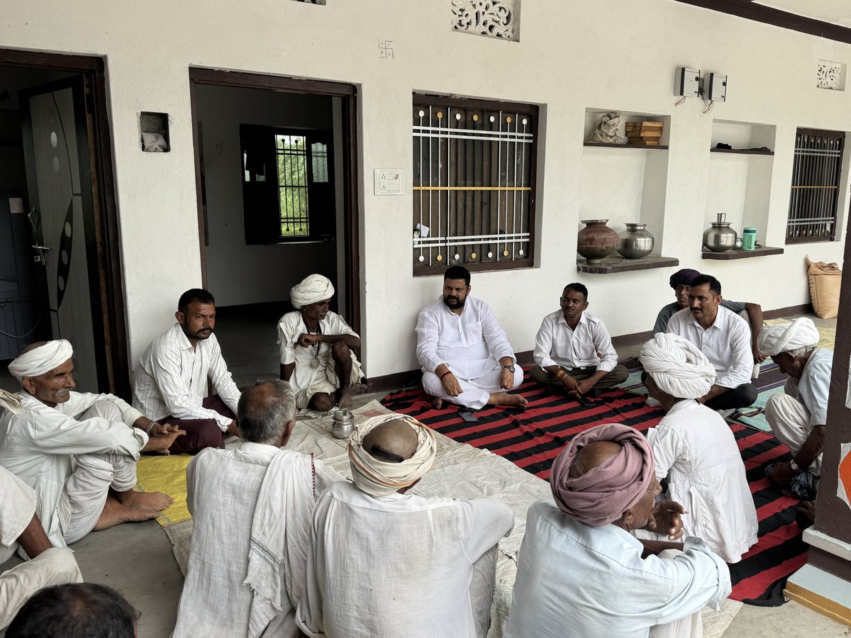 himmatjhalabjp's tweet photo. 📍वल्लभनगर 
ग्राम मुण्डोल पहुंचकर अमरीबाई गाडरी एवं लून्गा बाई के शोक संतप्त परिजनों से मिलकर संवेदना व्यक्त की।

ईश्वर दिवंगत आत्माओं को शांति एवं परिजनों को इस दुःख को सहने की शक्ति प्रदान करें।

ॐ शांति। https://t.co/tj9MqHRUPc
