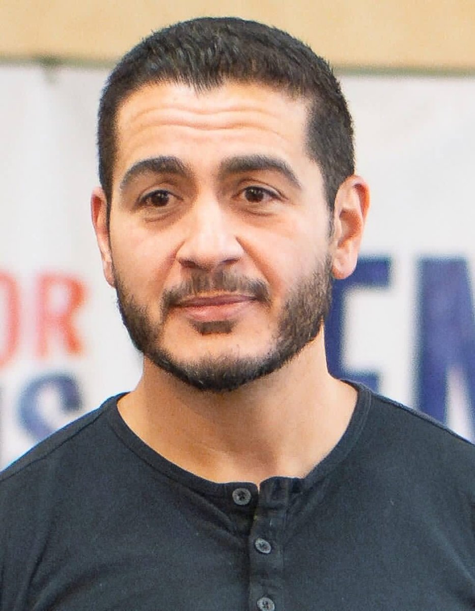 alazhry_khaled's tweet photo. اللي الوطنية نقحت عليهم بسبب كلام عبدالرحمن السيد مرشح الحزب الديمقراطي الأمريكي للشيوخ
 يبحثوا في جوجل عن عبدالحميد شتا شاب متفوق تخرج في كلية اقتصاد وعلوم سياسية انتحر عارفين ليه ؟! 
رفضوا تعيينه في الخارجية وكتبوا  أنه " غير لائق اجتماعيا " 
يا مصر بتعمليها الزاى https://t.co/DxdlHslteh