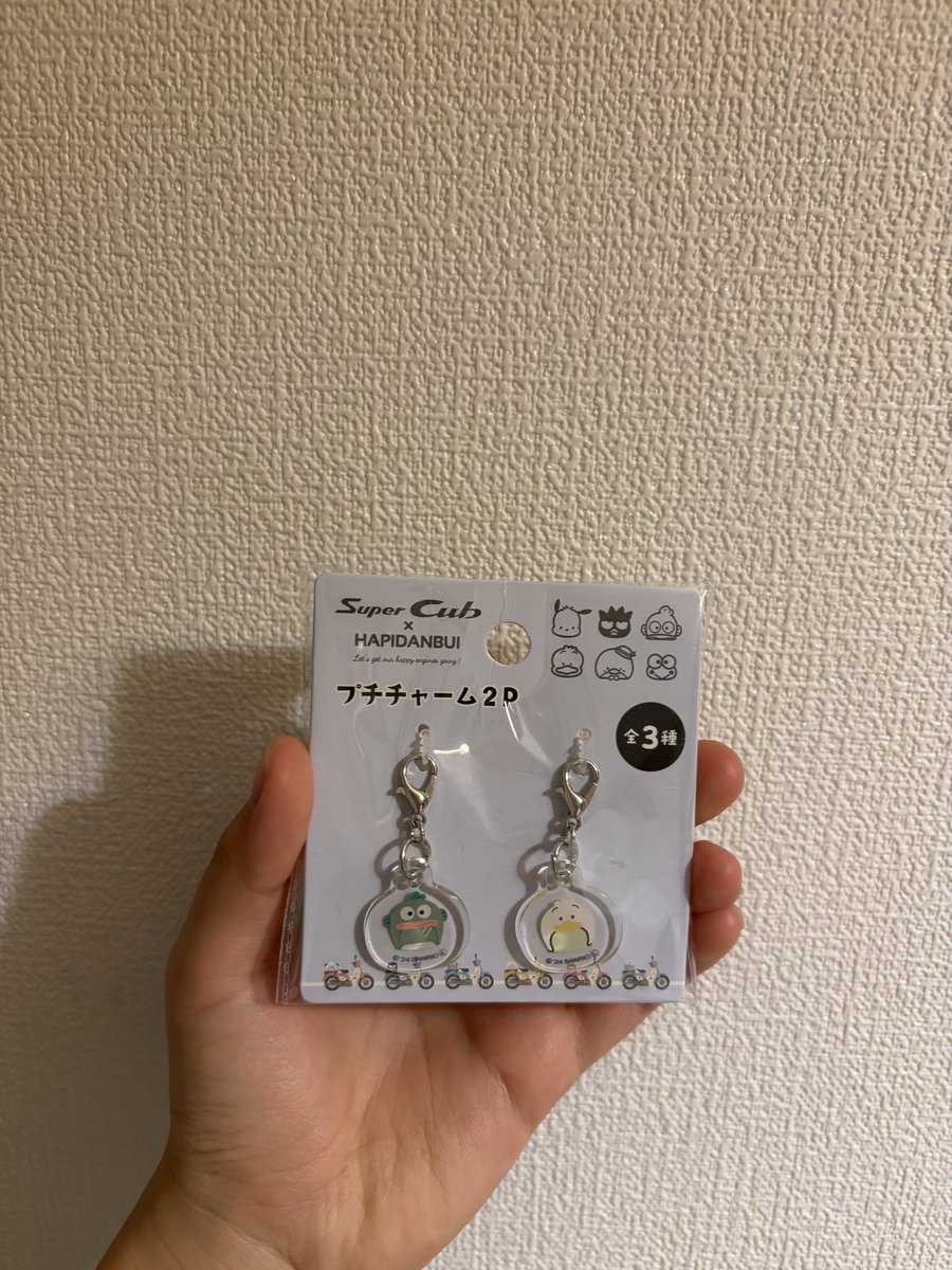 hangyo603's tweet photo. 昨日お母さんが百均で買ってきてくれたチャームを早速ポーチにつけてみました🎶 https://t.co/wuM0GL3NSm