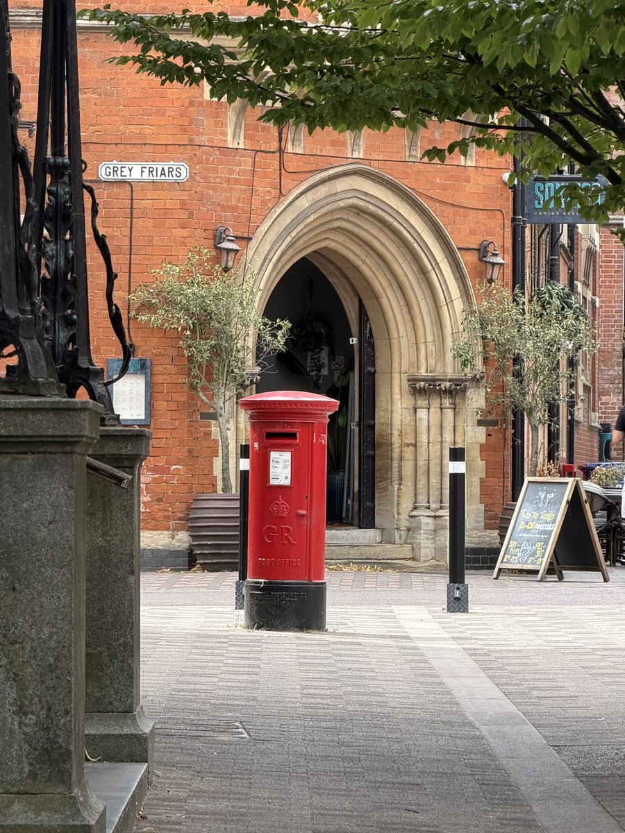 beaverbrookes23's tweet photo. Post Box Saturday, cute little George the sixth one with Grey Friars in the background, where Richard the Third was buried.
#postboxsaturday #pillarbox #pillarboxes #greyfriars #leicester #richardthethird #annieinleicester https://t.co/0E4OL5XTdq