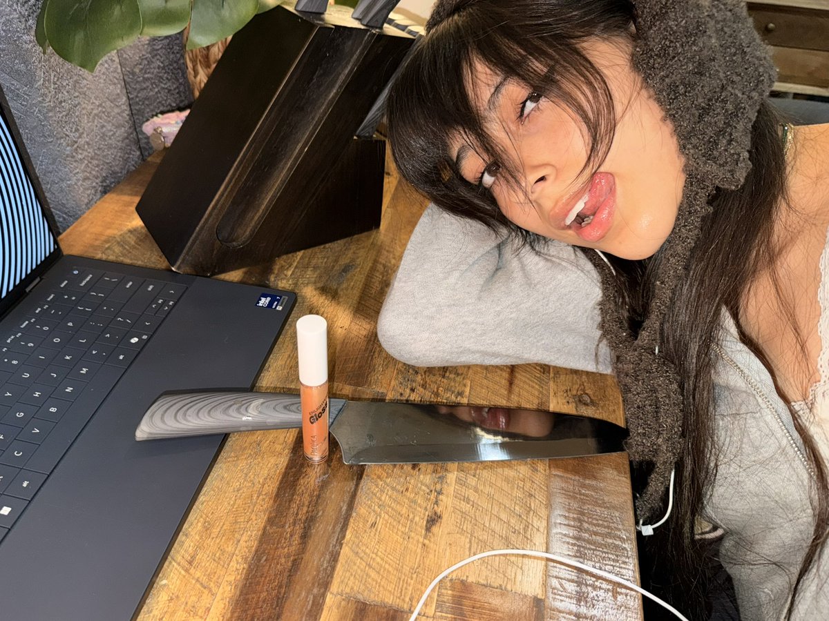 SukiMellow's tweet photo. I like talking w you…or whatever🩵 #model #streameruniversity #streamer https://t.co/teuaxQIDr0