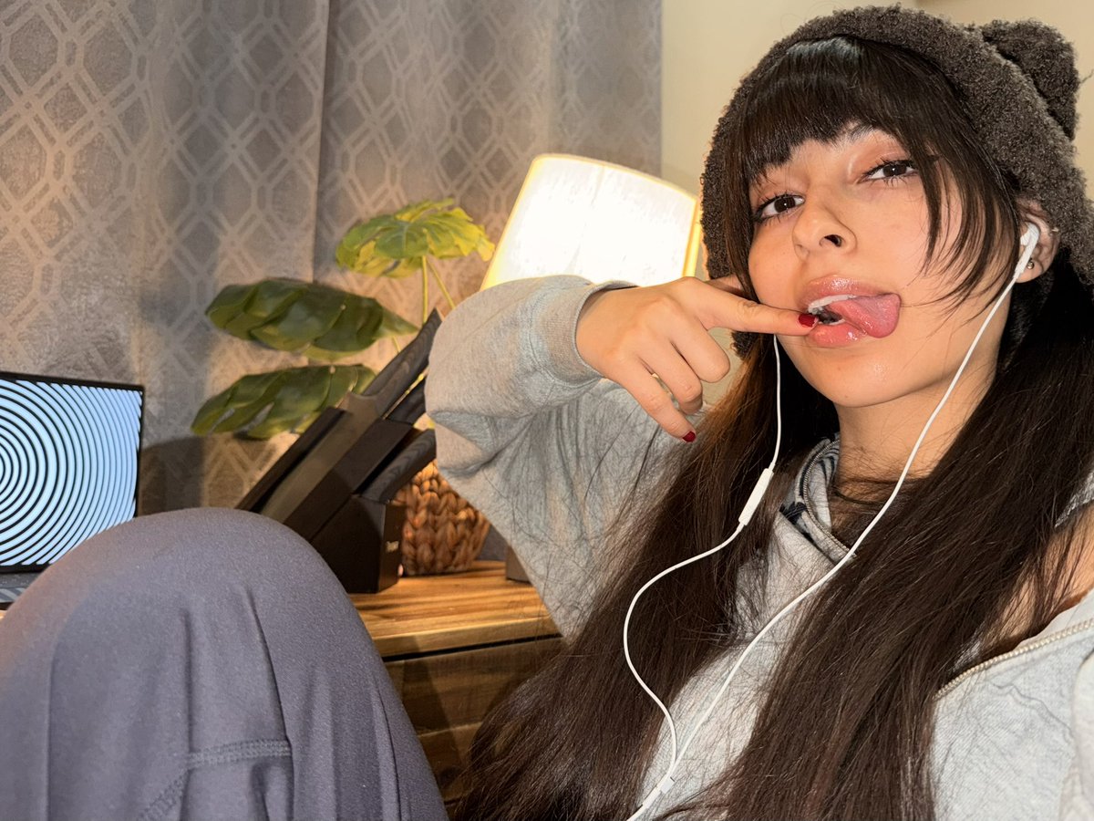 SukiMellow's tweet photo. I like talking w you…or whatever🩵 #model #streameruniversity #streamer https://t.co/teuaxQIDr0