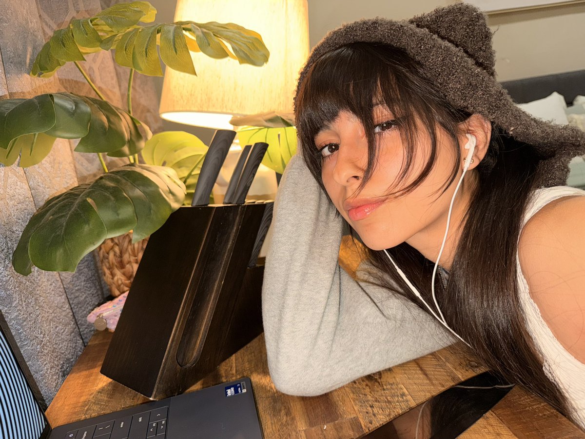 SukiMellow's tweet photo. I like talking w you…or whatever🩵 #model #streameruniversity #streamer https://t.co/teuaxQIDr0