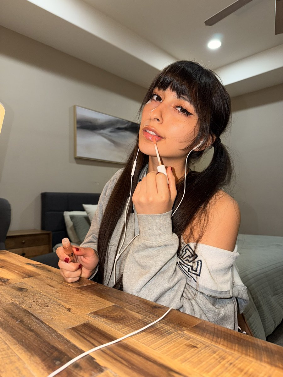 SukiMellow's tweet photo. I like talking w you…or whatever🩵 #model #streameruniversity #streamer https://t.co/teuaxQIDr0