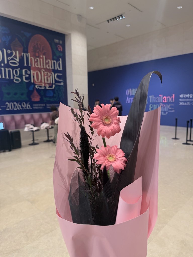 BLACKPINKBRASIL's tweet photo. As meninas deram flores aos fãs no final do evento. 🌺 

cr. personablink 
#BLACKPINK @BLACKPINK https://t.co/ENy4hOgqeZ