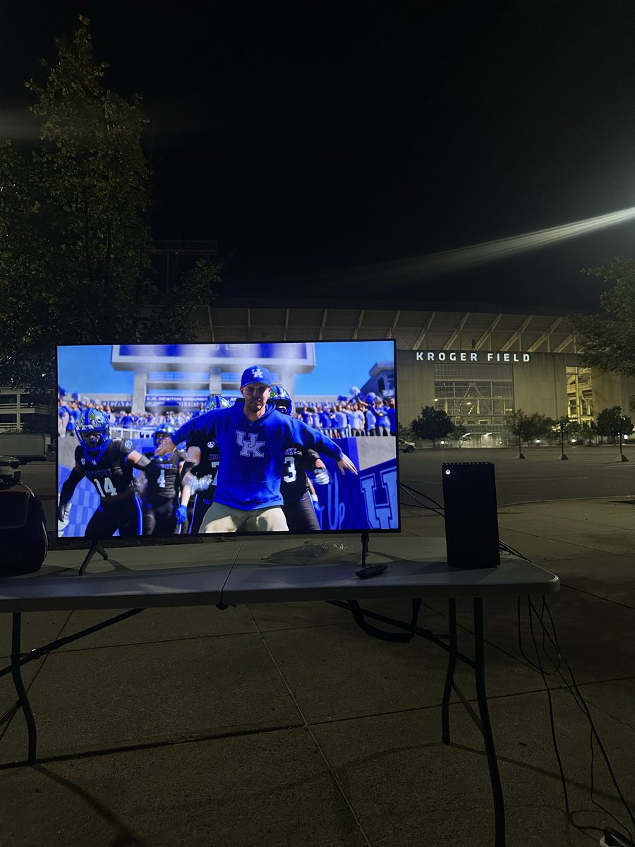 celynch91's tweet photo. @CoachWillStein @UKFootball https://t.co/xexelJj6Dv