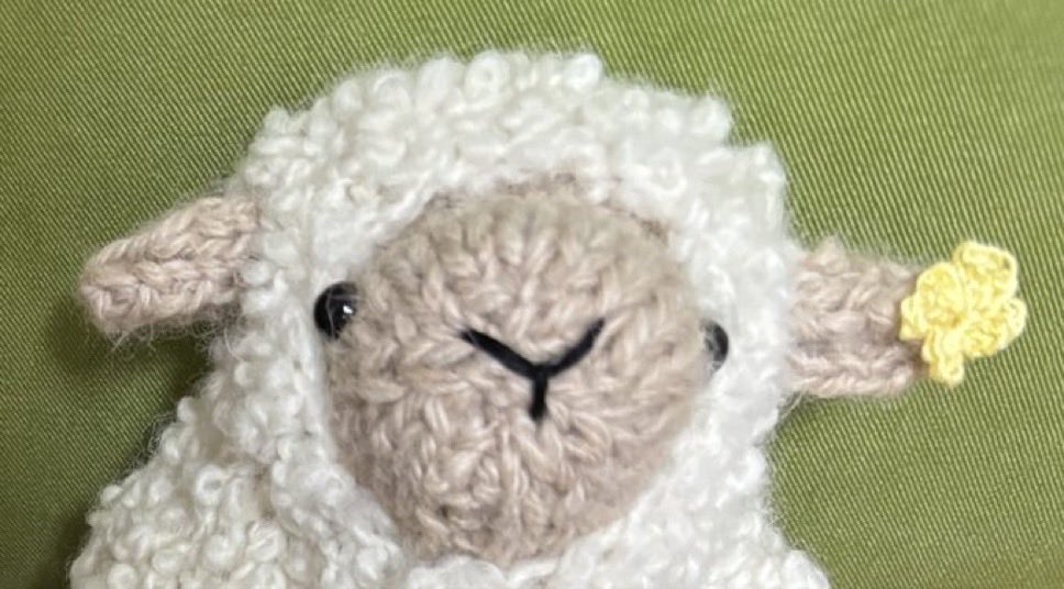 LoveNOAH36's tweet photo. 子供の所に行った白い毛皮のコが不出来も不出来なので急遽グレーの毛皮のコを作ったのですが、白いコの方がいいそうです。

作者としては悶々ですが、何が刺さるかは分かりませんね🤔

#編み物
#ひつじの着せ替え棒ぐるみ https://t.co/ddPWmD1DPN