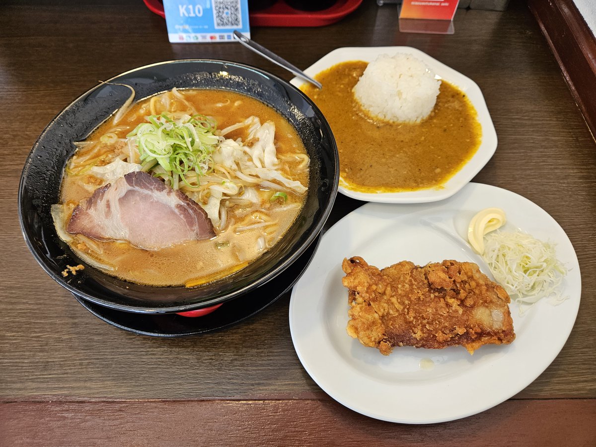 Teee05201453's tweet photo. 本日の昼食。

・岐阜県関市
・ミソウソツカナイ関店
・味噌ラーメン(880円)
　半カレー大きい唐揚げセット(490円) https://t.co/LNAL6Mj5r1