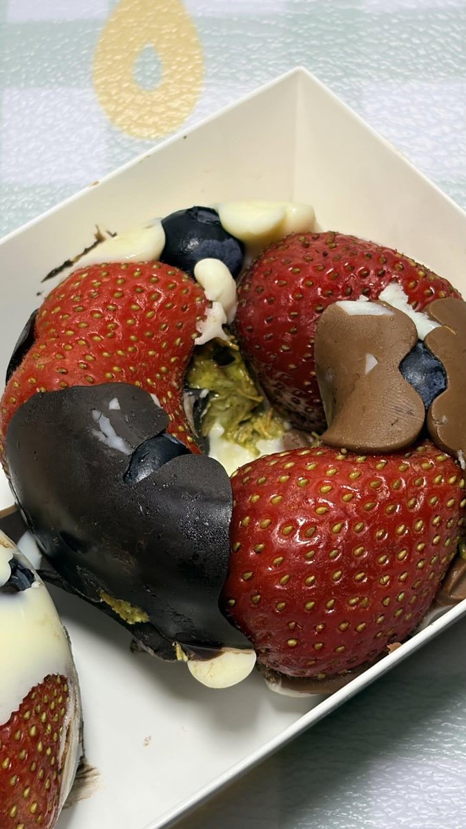 infoNusant3ubc's tweet photo. YANG LAGI VIRAL: BERRY CHOCO DONUT❤️

Belinya di Andini cake harganya uda ada di slide terakhir ya rekkkk👏🏻 https://t.co/1pwkV4JC15